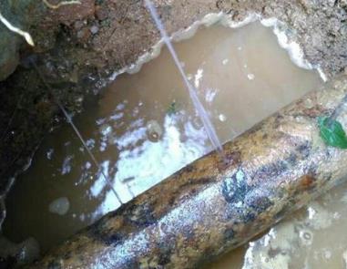 西充楼顶渗水维修公司分享下地暖漏水的原因及检测方法。